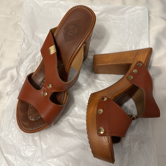Brown platform Dutch style sandal 8 - Picture 3 of 9
